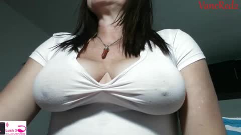 Snapshot of vanessared2 chatting on 10.08.25 Vanesared2 online show from 10.08.25