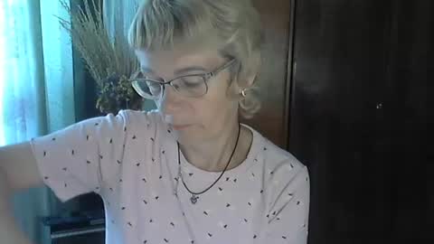 Snapshot of vanillaxcreamy chatting on 10.03.25 Vanillaxcreamy online show from 10.03.25