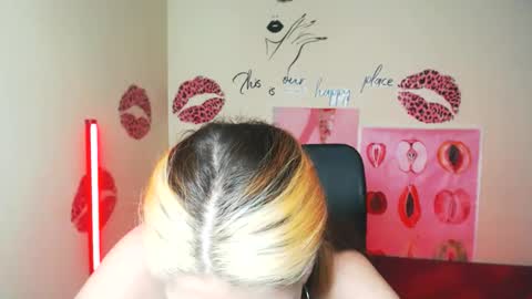 Snapshot of vanrey_ chatting on 04.19.26 Vanessa online show from 04.19.26