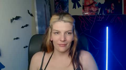 Snapshot of vanrey_ chatting on 04.28.26 Vanessa online show from 04.28.26