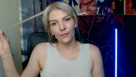 Snapshot of vanrey_ chatting on 05.18.26 Vanessa online show from 05.18.26