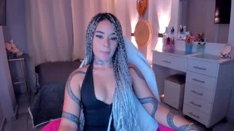 Snapshot of vayolett_bass chatting on 01.17.26 Vayolett Bass online show from 01.17.26