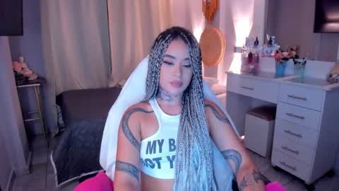 Snapshot of vayolett_bass chatting on 01.18.26 Vayolett Bass online show from 01.18.26