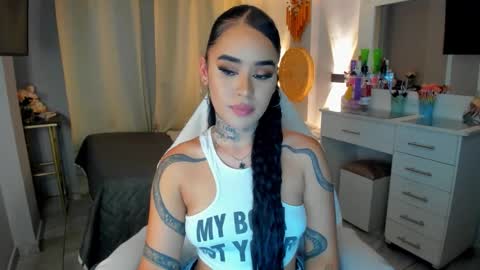 Snapshot of vayolett_bass chatting on 02.20.26 Vayolett Bass online show from 02.20.26