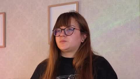 Vee Simons online show from 10.13.25