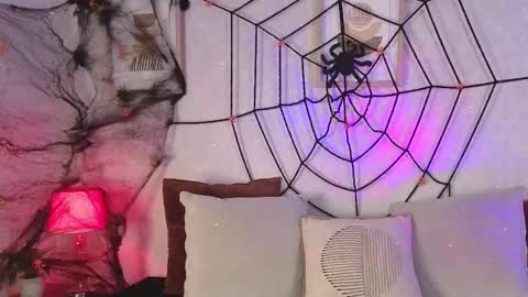 Vee Simons online show from 10.29.25