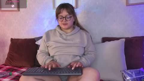 Vee Simons online show from 11.05.25