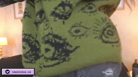 Vee Simons online show from 04.04.26