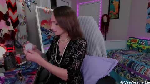 Snapshot of veeweatherbee chatting on 05.16.26 Violet Weatherbee online show from 05.16.26