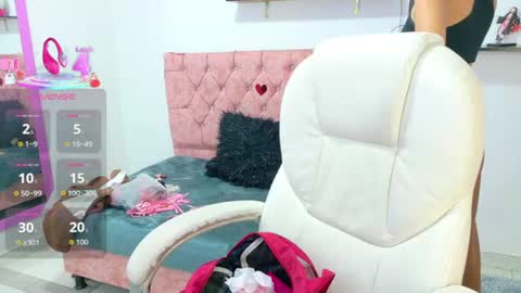 Snapshot of velinahoneyy chatting on 06.17.26 velinahoneyy online show from 06.17.26