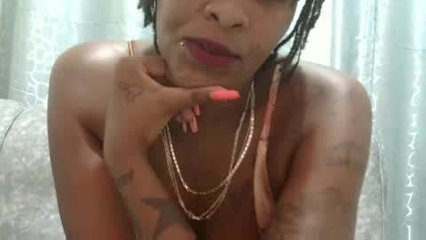 Snapshot of velvet_temptress chatting on 02.19.25 velvet online show from 02.19.25