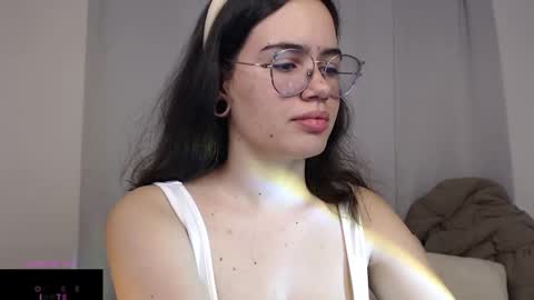 Snapshot of velvetcrystal chatting on 03.12.25  Crystal         PVT OPEN online show from 03.12.25