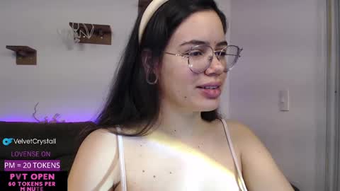 Snapshot of velvetcrystal chatting on 10.08.25  Crystal         PVT OPEN online show from 10.08.25