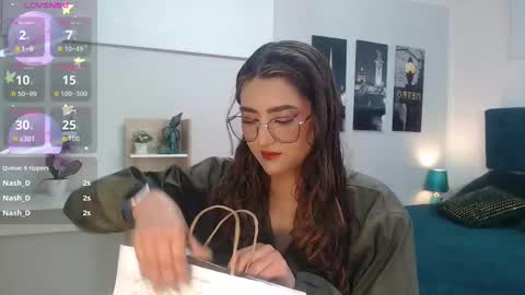 Snapshot of venus_steffen chatting on 09.24.25 Mia online show from 09.24.25