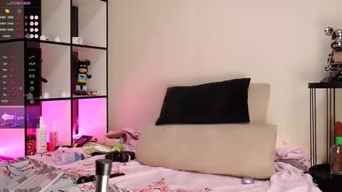 Snapshot of via_moon chatting on 01.18.26 VIA online show from 01.18.26