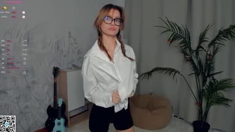 Snapshot of vibes_of_joy chatting on 12.28.24 Mikky online show from 12.28.24