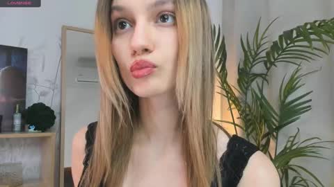 Snapshot of vibes_of_joy chatting on 03.03.25 Mikky online show from 03.03.25