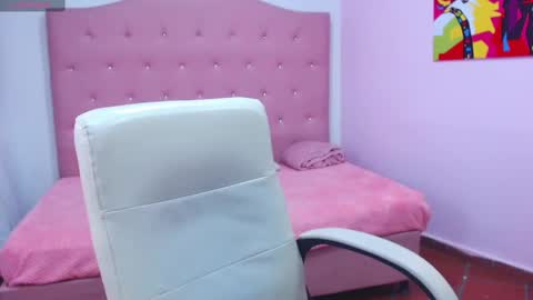 Snapshot of vic_nahomy chatting on 02.01.25 nahomy online show from 02.01.25