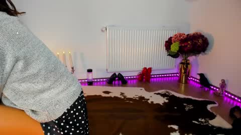 ViciousQueenu can call me Laura online show from 11.19.25