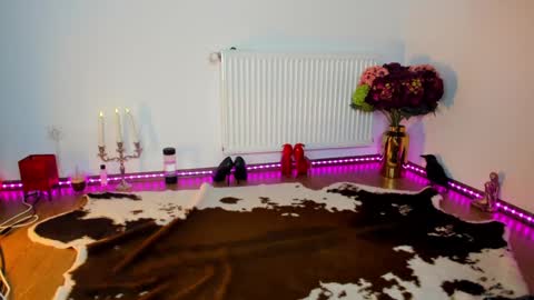 ViciousQueenu can call me Laura online show from 11.24.25