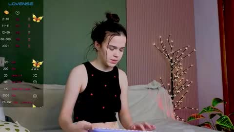 Snapshot of vickibee chatting on 11.20.25 Viki online show from 11.20.25