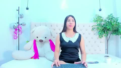 Snapshot of victoria_colemann chatting on 11.28.25 Victoria online show from 11.28.25