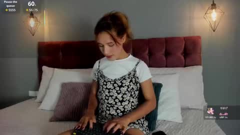 Snapshot of victoria_decapri chatting on 09.14.25 victoria online show from 09.14.25