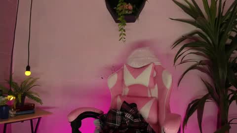 Snapshot of victoria_gomezz16 chatting on 02.04.25 Victoria online show from 02.04.25