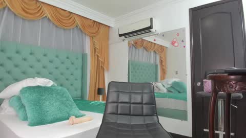 victoria_sweets_ online show from 02.01.25