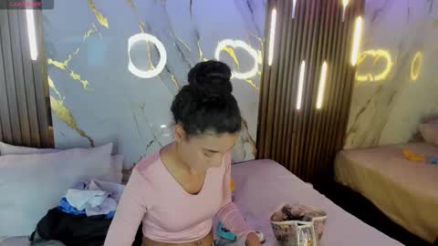 Snapshot of victoriaduarte chatting on 11.21.25 Victoria online show from 11.21.25