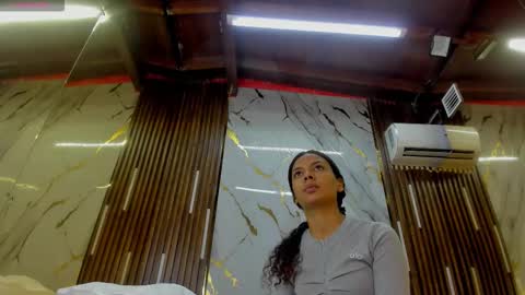 Snapshot of victoriaduarte chatting on 11.30.25 Victoria online show from 11.30.25