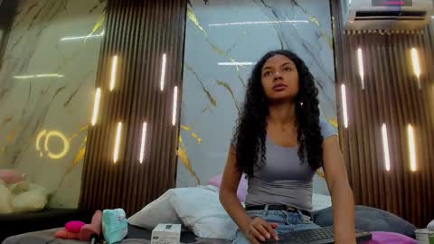 Snapshot of victoriaduarte chatting on 12.14.25 Victoria online show from 12.14.25