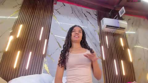 Snapshot of victoriaduarte chatting on 12.18.25 Victoria online show from 12.18.25