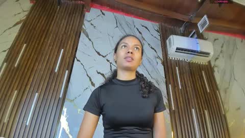 Snapshot of victoriaduarte chatting on 12.20.25 Victoria online show from 12.20.25