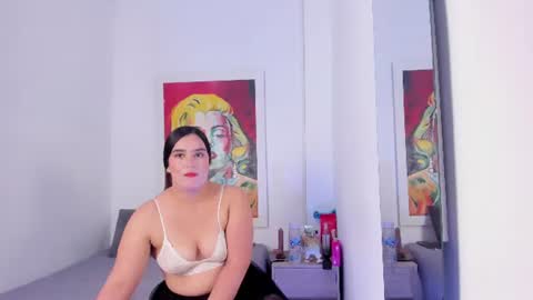 Snapshot of victoriia_munoz chatting on 06.26.26 victoria online show from 06.26.26