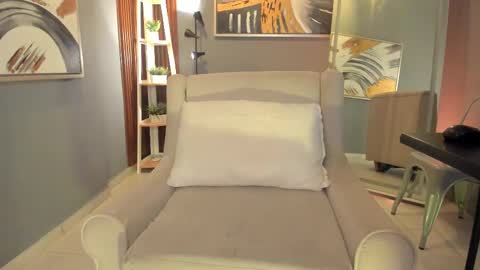 Snapshot of vienah_louis chatting on 02.27.26 vienah_louis online show from 02.27.26