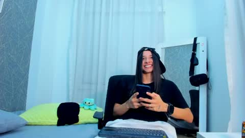 Snapshot of viictoriiasaenz chatting on 04.17.26 viictoriiasaenz online show from 04.17.26