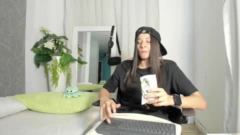 Snapshot of viictoriiasaenz chatting on 04.27.26 viictoriiasaenz online show from 04.27.26