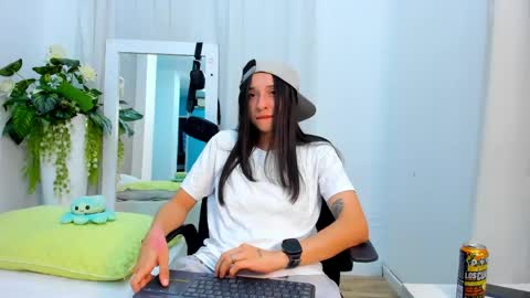 Snapshot of viictoriiasaenz chatting on 04.29.26 viictoriiasaenz online show from 04.29.26