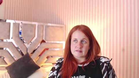 Snapshot of viioletamora chatting on 12.31.24 Violeta online show from 12.31.24