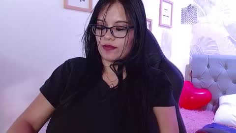 Snapshot of viiolleta chatting on 02.15.25 viioleta online show from 02.15.25