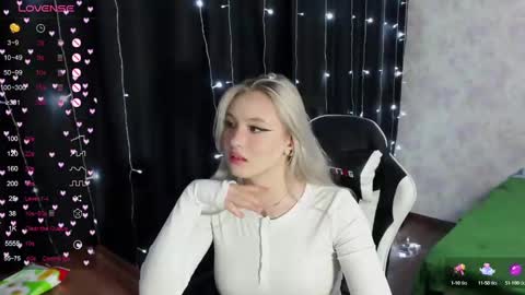 Snapshot of vikapowers chatting on 02.12.25 vikapowers online show from 02.12.25