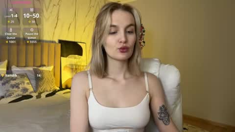 Snapshot of vikky_moon chatting on 04.23.26 Vikky online show from 04.23.26