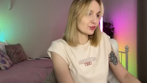 Snapshot of vikky_moon chatting on 05.12.26 Vikky online show from 05.12.26