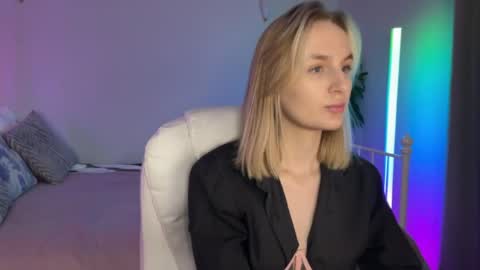 Snapshot of vikky_moon chatting on 05.13.26 Vikky online show from 05.13.26