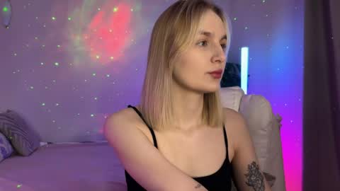 Snapshot of vikky_moon chatting on 05.14.26 Vikky online show from 05.14.26