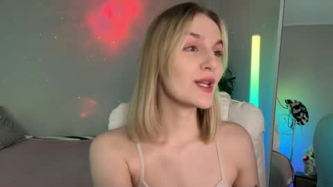 Snapshot of vikky_moon chatting on 05.26.26 Vikky online show from 05.26.26
