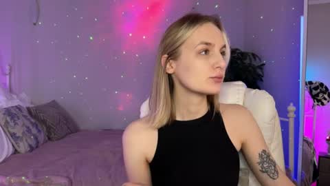Snapshot of vikky_moon chatting on 06.01.26 Vikky online show from 06.01.26
