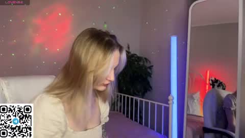 Snapshot of vikky_moon chatting on 06.11.26 Vikky online show from 06.11.26
