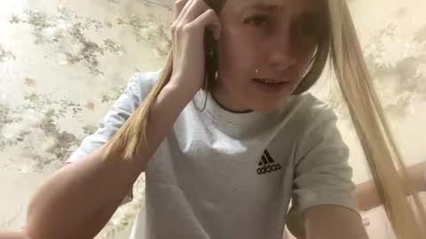 Snapshot of viktoria9898 chatting on 06.23.26 Sweett online show from 06.23.26